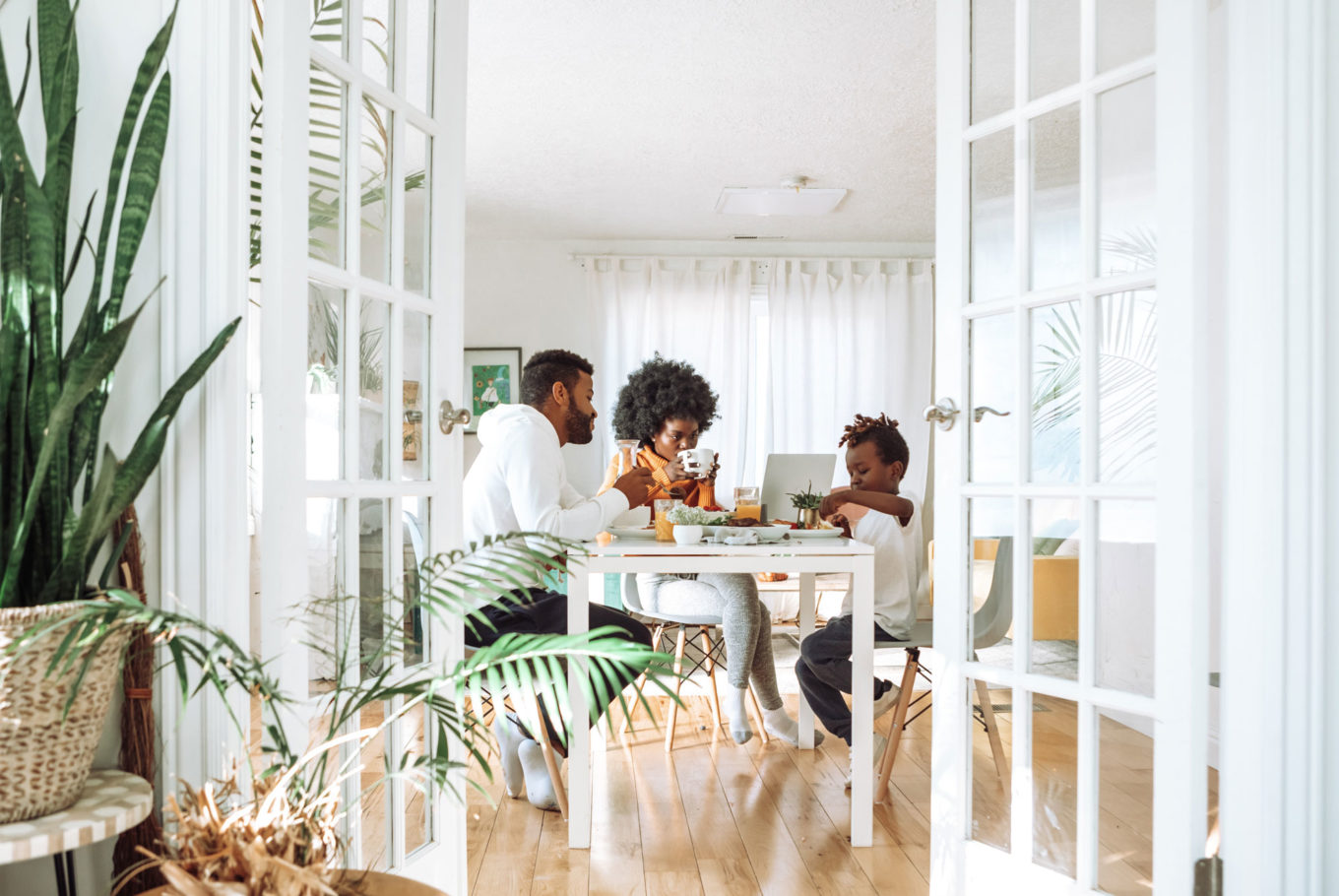 family-at-breakfast
